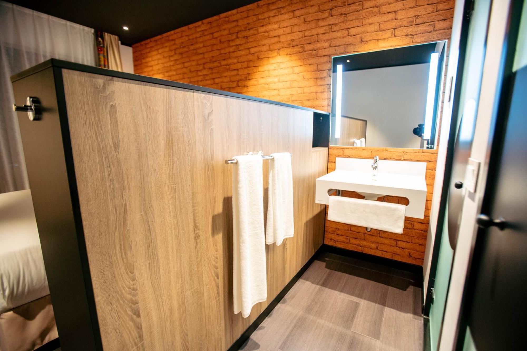 Onomo Hotel カンパラ エクステリア 写真